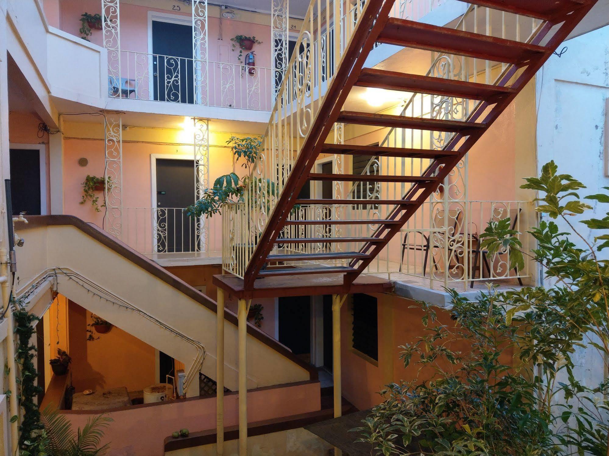 Midtown Guest House ชาร์ลอตต์อะมาลี ภายนอก รูปภาพ