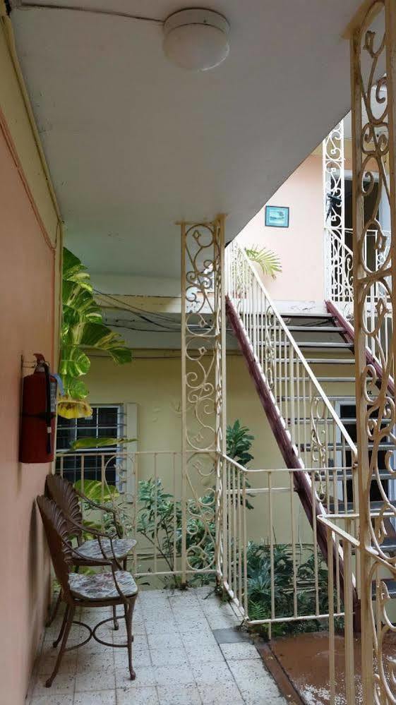Midtown Guest House ชาร์ลอตต์อะมาลี ภายนอก รูปภาพ